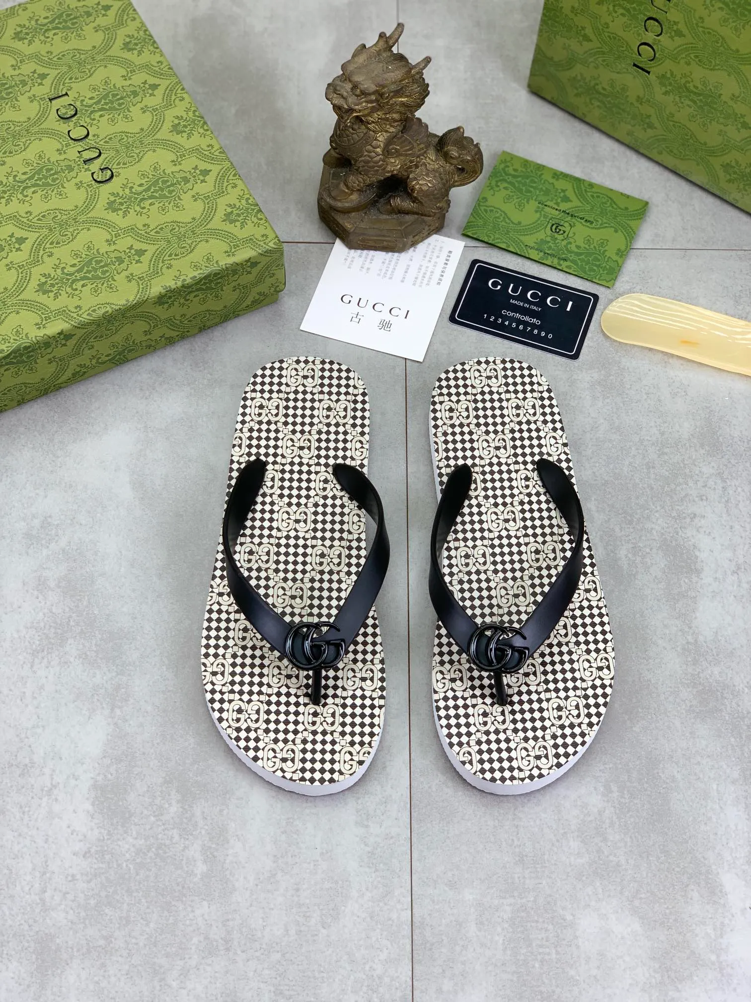 Men's men's shoes 💰P220💰【New style】🆘【GUCCI】Official website's popular Gucci adult couple 🧑‍🤝‍🧑 style, children's flip-flops are on sale at the counter simultaneously! Original fabric imported from Italy. Original bottom provided by the original factory. Size: Adult 36-45. Children’s size: 30-37. Multiple colors available.
